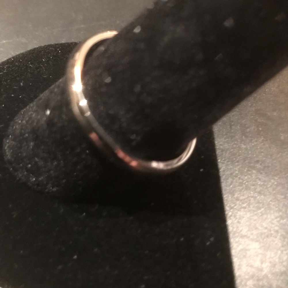 Gold band ring